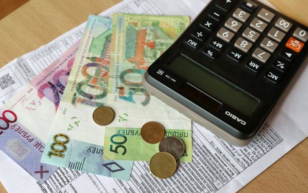 Новые правила ЖКХ для тунеядцев в Беларуси С 1 октября изменяется порядок оплаты коммунальных услуг Если собственник квартиры не работает официально то плата начисляется за всю площадь жилья по полной цене а не только за часть как раньше Новые правила касаются и аренды если жильё сдаётся человеку без официальной работы то все расходы по ЖКХ оплачивает арендодатель Наибольший рост платежей связан с отоплением зимой суммы могут быть особенно ощутимыми Главная цель изменений справедливость и борьба с серой занятостью а не наказание При этом коммунальные услуги в Беларуси остаются одними из самых дешёвых в Европе благодаря государственной поддержке