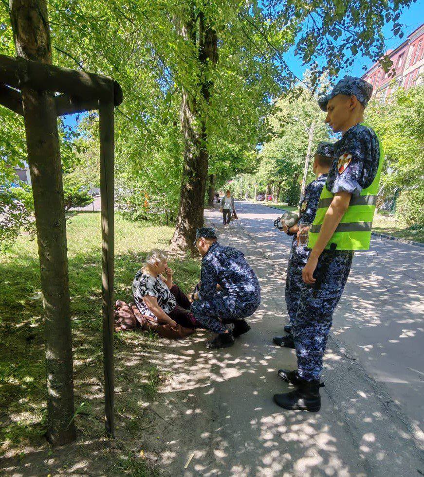 Первые удары жары: пенсионерка в Калининграде потеряла сознание из-за теплового удара. Пожилая женщина упала в обморок, когда шла по улице. К ней на помощь сразу пришли военнослужащие спецполка Росгвардии — ефрейтор Лев Макаров и рядовой Илья Денисов. Они вызвали медиков и оказали первую помощь. Придя в себя, пенсионерка объяснила, что ей стало плохо из-за жары. Росгвардейцы удостоверились, что её состояние улучшилось, и проводили женщину до дома. Подписаться Прислать новости