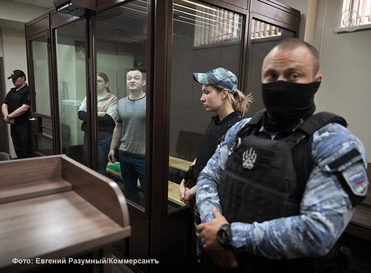 Прокурор потребовала приговорить к 20 годам строгого режима со штрафом в размере 500 млн руб. бывшего начальника следственного отдела СКР по Тверскому району Москвы Марата Тамбиева. Он проходит по уголовному делу о получении рекордной взятки в размере более 2718 биткойнов  7,3 млрд руб.  и $1,5 млн.  Как передает корреспондент «Ъ», выступая в ходе прений сторон в Балашихинском городском суде Подмосковья, гособвинитель Надежда Тихонова заявила, что считает полностью доказанной вину подсудимого в получении 10 взяток в особо крупном размере, приготовлении к получению еще четырех на общую сумму $1,3 млн, а также в превышении должностных полномочий. Срок она запросила по совокупности совершенных преступлений. Тамбиева также предложено лишить звания майора юстиции.    Подписывайтесь на «Ъ» Оставляйте «бусты»