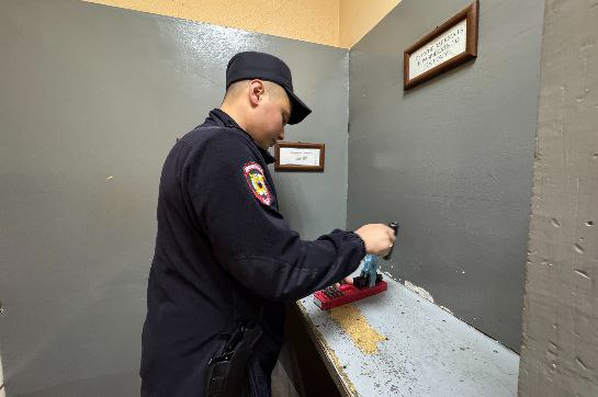 Транспортные полицейские задержали 34 летнего жителя Благовещенска по подозрению в незаконном обороте наркотиков При личном досмотре у него из кармана куртки было изъято более семи граммов вещества которое согласно заключению экспертов является наркотическим средством гашишное масло В итоге было возбуждено уголовное дело по части 2 статьи 228 УК РФ Незаконные приобретение хранение перевозка совершенные в крупном размере По информации пресс службы Забайкальского линейного управления МВД России на транспорте в октябре мужчина перед поездкой в другой город решил изготовить наркотическое средство для личного употребления Он выехал в известные ему места где произрастает дикорастущая конопля и собрав растения приготовил из них наркотик который поместил в медицинский шприц После этого взяв свои вещи и приготовленное наркотическое средство он направился на вокзал где был задержан полицейскими на входном контроле Дело с обвинительным заключением направлено в суд для рассмотрения