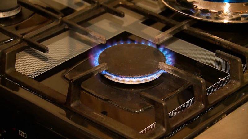 Субсидии из городского бюджета сделают сжиженный газ более доступным для петербуржцев Благодаря субсидиям платежи населения за сжиженный газ в 2025 году составят 51,2% от предельного уровня розничной цены, что сделает этот вид топлива более доступным. Прогнозируемый объем реализации сжиженного газа в этом году – более 1000 тонн. С учетом этого объема в бюджете Петербурга на предоставление субсидий предусмотрено 42 миллиона рублей. Субсидии будут предоставляться по результатам отбора. На сегодня в Петербурге от резервуарных установок сжиженного углеводородного газа газифицировано 48 многоквартирных домов 2000 квартир и 1451 квартира газифицированы сжиженным газом от индивидуальных баллонных установок. В 2024 году 5200 петербуржцев использовали емкостной сжиженный газ.