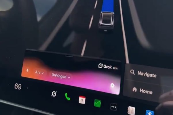 Tesla добавила в свои электромобили чат-бот Grok Tesla выпустила очередное обновление программного обеспечения для своих электромобилей. Самой заметной обновкой в релизе ПО 2025.26 стало добавление чат-бота Grok — большой языковой модели, разработанной компанией Илона Маска xAI. Однако большого практического смысла в этом апдейте нет, поскольку непосредственно с машинами «Грок» пока не взаимодействует — с тем же успехом им можно пользоваться с телефона или через браузер на экране бортовой медиасистемы, отмечает Electrek. Сейчас чат-бот работает в электрокарах в бета-версии. Установить её можно только на электрокары для американского рынка с медиасистемой на процессоре AMD, который начали внедрять с середины 2021 года. В управлении какими-либо функциями автомобилей Grok не участвует: ранее доступные голосовые команды работают, как и прежде. Кадр из видео Tesla в X