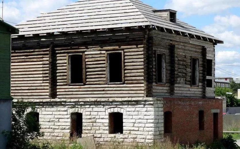 В Челябинске отреставрируют старинный дом на Труда  Проектом предусмотрены ремонтно-реставрационные работы с элементами приспособления: укрепление фундамента  защита от влаги, облицовка цоколя, устройство отмостки вокруг дома ; устройство входных групп  деревянные крыльца с резным декором ; биозащита деревянных конструкций и элементов; частичная перепланировка помещений в целях приспособления для размещения культурно-досугового центра; благоустройство прилегающей территории.  ПОДРОБНЕЕ  URALPRESS.RU