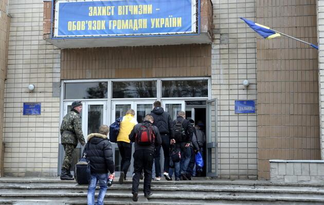 Удержание человека в ТЦК признали рабством Суд на Украине признал рабством удержание человека в ТЦК, сообщают местные СМИ. Речь идёт о случае, когда из военкомата Черниговской области более 4 дней не отпускали местного жителя.
