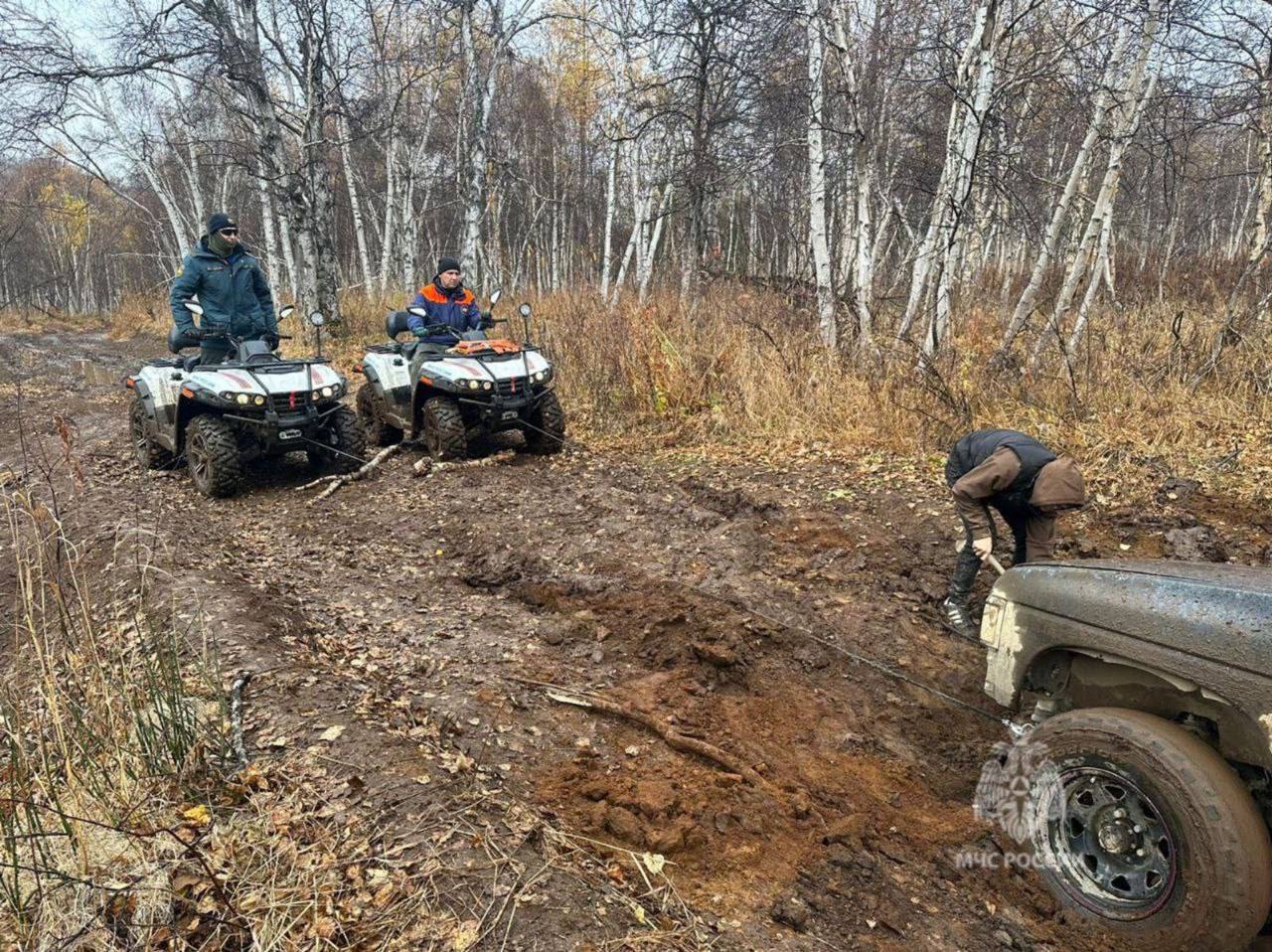 Про застрявших туристов: ребята застряли в районе урочища «Аквариум» в Елизовском районе. Среди них был полуторогодовалый ребенок.  Туристы застряли из-за того, что их машины завязли в грязи.   Спасатели помогли вызволить машины, а затем сопроводили туристов до проезжей дороги. Будьте внимательны и регистрируйтесь в МЧС перед маршрутами!    Подписаться   Предложка   Чат