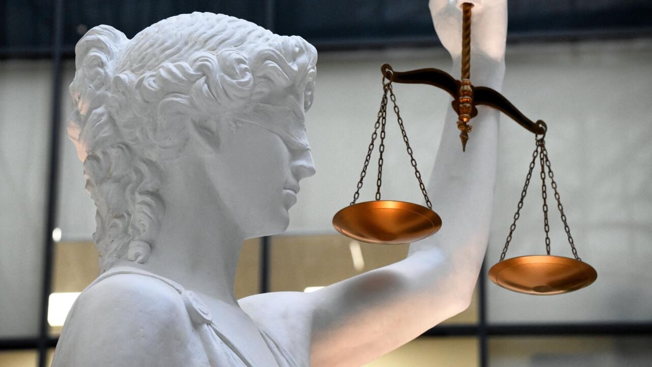 В Казани 15-летнего подростка, нарисовавшего граффити про Навального, приговорили к году ограничения свободы О решении Мирового суда сам осужденный Севастьян Султанов сообщил в Telegram-канале. Такое же наказание запрашивала для подростка прокуратура. Султанову запретили посещать публичные акции, находиться вне дома в ночное время, выезжать из города без уведомления в соответствующие инстанции. Судья также постановила вернуть телефоны, изъятые у подростка при задержании. Сам Султанов считает свой приговор «оправдательным». Султанова задержали в октябре 2024 года — на следующий день после того, как соратники Навального опубликовать фотографию граффити в Казани. Они утверждали, что надпись была сделана одним из волонтеров «подпольной сети штабов ». Дело против Султанова было возбуждено по статье о вандализме по мотивам политической ненависти ч. 2 ст. 214 УК РФ . Леонид Волков в интервью Юрию Дудю отрицал ответственность ФБК за задержание подростка после публикации фото с граффити. Он заявил, что система штабов устроена так, что невозможно подтвердить или опровергнуть связь арестованного с их деятельностью. Как утверждал Волков, «в том, что случилось с тем парнем, виноваты те, кто его посадил». Штабы Навального и ФБК признаны в России экстремистскими организациями, их деятельность запрещена Минюст считает «иноагентами»