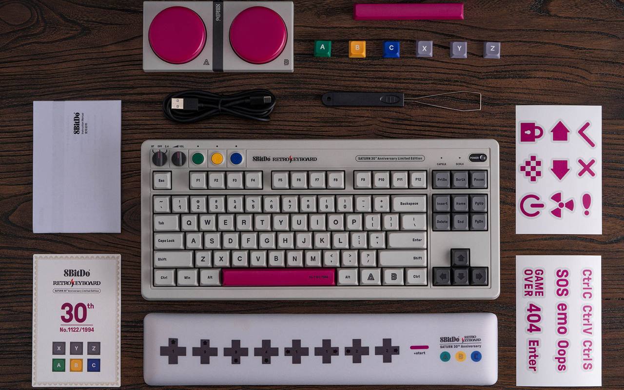 8BitDo выпустила ещё одну версию Retro Mechanical Keyboard — S Edition  В этот раз дизайн отсылает к приставке Sega Saturn, которой в этом году исполняется 30 лет. В честь этого и сделали S Edition.   Всего в продажу поступит 1994 таких клавиатур. У каждой на пробеле будет свой номер. В комплекте поставки, помимо привычных круглых кнопок, есть коллекционный сертификат, набор цветных колпачков, пуллер и наклейки.   Клавиатура стоит 109,99 долларов  ~11 500 рублей .   Ещё один новый аксессуар — передатчик Retro Receiver за 24,99 долларов  ~2600 рублей . Позволяет подключать беспроводные контроллеры к Sega Saturn.    InterPC   Чат   Заказать сборку