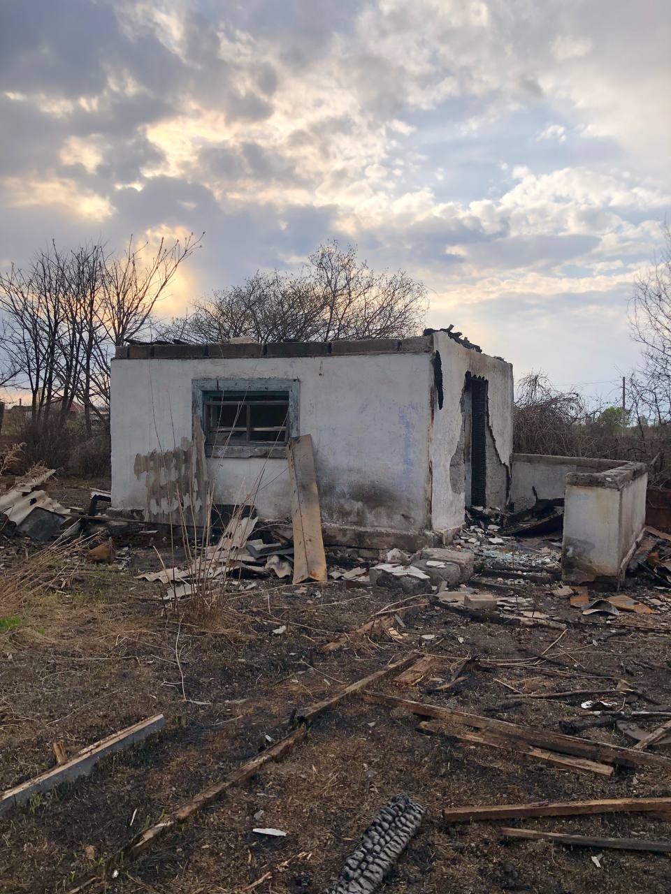 Здравствуй, Марк. Сгорели 2 дачных дома в районе сахзавода, снт кислород. Видимо где то человек поджёг сухую траву и огонь дошёл до других участков. Эти дачные участки были заброшены лет так 5, поэтому прошу хозяева найдитесь и примите какие-либо меры.