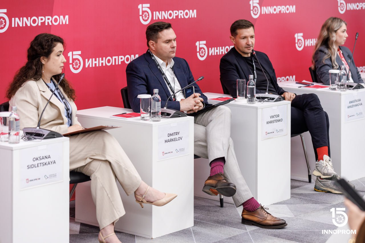 Как сократить сроки найма в промышленности? Этот и другие вопросы закрыли спикеры ИННОПРОМ 2025 — конференции для HR, руководителей и специалистов по подбору персонала на производстве. Оксана Сидлецкая, директор hh.ru на Урале, поделилась основными показателями в регионе и рассказала, какие тренды будут развиваться на рынке труда: Среднее число активных резюме год к году выросло на 35%. Больше всего на рынке востребованы менеджеры по продажам — 8% от всех вакансий. Рост вложений в развитие HR-бренда по прогнозам увеличится с 32% до 68% в ближайшие 2 года. Работа с молодёжью также вырастет с 33% до 57%. Виктор Христенко, генеральный директор компании Skillaz, рассказал, зачем и для чего производственные компании автоматизируют HR‑процессы: Число трудоспособного населения за 5 лет уменьшилось на 1,6 млн. Производству не получится без автоматизации HR-процессов закрыть дефицит кадров. С автоматизацией и HR-Tech затраты на подбор сокращаются на 27%. Вакансии закрываются в 3 раза быстрее, а скорость найма увеличивается на 36%. Будущее HR в промышленности — за автоматизированными системами. Поэтому отечественные промышленные компании уже внедряют в производство системную автоматизацию для подбора и адаптации персонала, КЭДО и цифровое оформление. Дмитрий Маркелов — директор по взаимодействию с государственными органами и корпоративному управлению hh.ru, рассказал, что происходит с кадрами в производственной сфере: К 2030 году ожидается дефицит кадров в 2–4 млн квалифицированных рабочих. Больше всего сотрудников не будет хватать в обрабатывающем производстве. Больше всего в работе на производстве специалистам не нравится низкий уровень зарплаты — 55% из всего числа опрошенных в Свердловской области в июне 2025-го. Средний уровень заработка — 93 100 ₽. Чтобы сократить дефицит кадров, производственные компании формируют положительный имидж рабочих профессий и предлагают больший уровень зарплаты в сравнении с другими сферами. Среднее число активных резюме в сфере выросло на 15%.