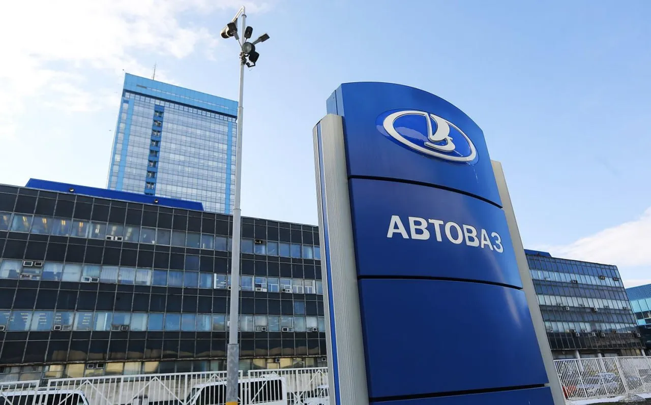 АвтоВАЗ получил прибыль по итогам первого квартала Заработанные средства пойдут на финансирование инвестиционной программы завода Представитель предприятия пояснил что стабильного роста реализации с начала года удалось добиться благодаря тщательной подготовке производственного плана продаж и финансовой модели ещё на этапе планирования в 2025 году За три месяца через дилерскую сеть реализовали 65 461 автомобиль брендов Lada и Xcite Динамику по сравнению с первым кварталом 2025 года в компании не привели Однако ранее аналитическое агентство Автостат сообщало что продажи только Lada за этот период снизились на 17 4 до 63 8 тыс штук В компании отметили что текущие продажи стимулирует снижение цен Lada Aura подешевела на 14 Lada Largus на 3 8 Также высоким спросом пользуются автомобили семейства Niva особенно модель Travel с новым 1 8 литровым двигателем   Подпишись на MASHNEWS в МАХ