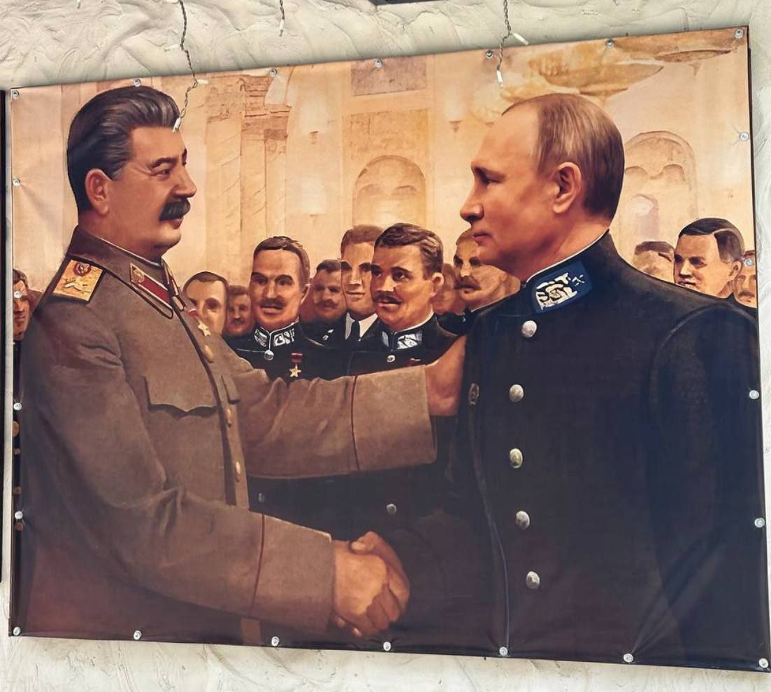 В Белгородском кафе нарисовали Сталина и Путина В ресторане «Казачий хутор» под Белгородом появилось панно с изображением Сталина и Путина, созданное с помощью ИИ. Владельцы заведения поскупились и не стали приглашать живого художника. Изображение содержит исторические неточности, например, Путин представлен в кителе с петлицами довоенного образца. Кремлёвская Стабильность