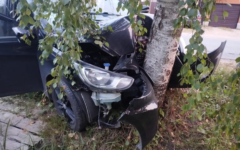 Въехал в березу  Утром 8 августа дорожная авария произошла на улице Дубительской в Можге. 25-летний водитель автомобиля Huyndai Solaris не справился с управлением и врезался в дерево.  Сам мужчина госпитализирован с многочисленными травмами, его 31-летней пассажирке оказана разовая помощь. Со слов женщины до этого они вместе с водителем выпивали в салоне авто.   Также отмечено, что оба пострадавших не были пристегнуты ремнями безопасности, используя вместо этого «заглушки».  «Фатальность использования такого «девайса» состоит в том, что система безопасности автомобиля считывает ремень пристегнутым. В таком положении при ударе срабатывает подушка безопасности. Но если водитель не пристегнут, она может причинить еще больше вреда», – подчернкули в Госавтоинспекции Удмуртии  Машина отправлена на спецстоянку.  Фото: Госавтоинспекция Удмуртии    #Ижевск #Удмуртия