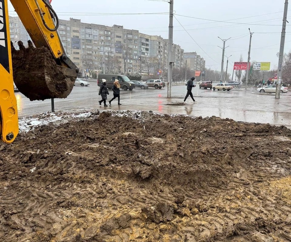 В Алчевске заменили аварийный участок водопроводной сети    Специалисты отремонтировали водопроводную сеть по улицам Гмыри и Ленина в Алчевске. Помощь оказал шеф-регион, Волгоградская область. Проведенные работы позволили обеспечить бесперебойное водоснабжение для порядка 30 тысяч жителей города.  - Была проведена комплексная модернизация участка, включающая в себя установку современных, высокопрочных водопроводных коммуникаций, рассчитанных на долгий срок службы, - отметил министр строительства Вологодской области Антон Блюдов.  После завершения ремонта водопровода специалисты отремонтировали дорожное полотно, которое нарушили вовремя замены труб. В дальнейшем регион-шеф планирует продолжить сотрудничество с Алчевском для решения других важных задач в сфере коммунального хозяйства города.