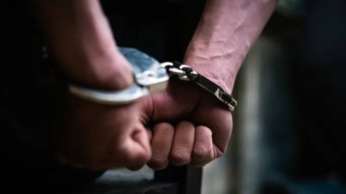 В Саратове арестован экс-замглавы УМВД Николай Межуев Бывший заместитель начальника УМВД по Саратовской области и экс-глава местного отделения ФГУП «Паспортно-визовый сервис» Николай Межуев арестован по делу о мошенничестве. Ему вменяют 15 эпизодов махинаций и злоупотребления полномочиями. По версии следствия, Межуев организовал в здании ведомства фиктивную структуру, через которую иностранцам оказывали платные миграционные услуги — незаконно и за наличку. В итоге предприятие понесло многомиллионные убытки, а деньги у мигрантов просто похищались. Суд отправил Межуева под стражу до 15 октября. Источник: ВЧК-ОГПУ