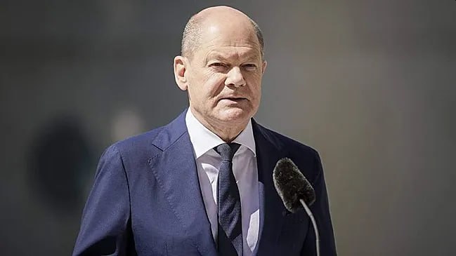 Бывший федеральный канцлер Германии Олаф Шольц подтвердил что в 2020 году он тайно обращался к США с предложением сделки по газу Об этом сообщает Ostsee Zeitung По словам Шольца он отправил в США письмо с предложением снять санкции против Северного потока 2 Взамен он предложил построить терминалы для приема СПГ из США Он добавил что еще задолго до этой ситуации выступал за постройку подобных терминалов Письмо действительно существует заявил он