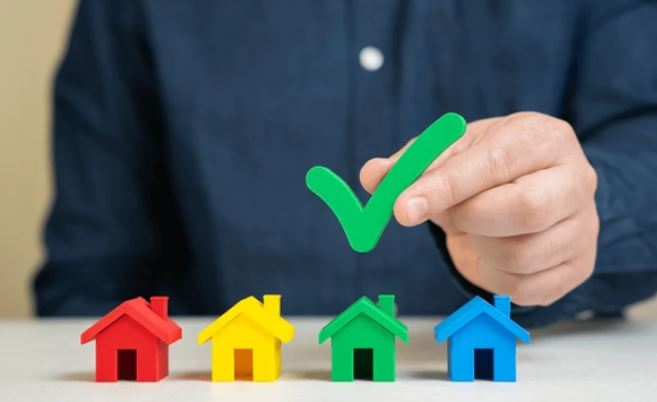 В Госдуме предложили ограничить первоначальный взнос по ипотеке Сейчас самое время закрепить на уровне закона то что размер первоначального взноса по ипотеке должен быть не выше 20 пояснили в Комитете по строительству и ЖКХ Несмотря на сроки проценты и ставки по ипотеке очень большим остается первоначальный взнос даже по льготным программам Для многих именно его величина остается тормозом в оформлении жилищного кредита По льготной семейной ипотеке возможный рост ставок уже анонсировал Минфин Соответственно вырастет и сумма переплаты по ипотеке и возможно срок на который ипотека будет рассчитываться считают депутаты При этом не ясно будут ли люди так же охотно брать жилье под увеличенные проценты Для многих даже нынешние 6 по семейке являются неподъемными а при 12 вдвое поднимется ежемесячная сумма оплаты fatcat18