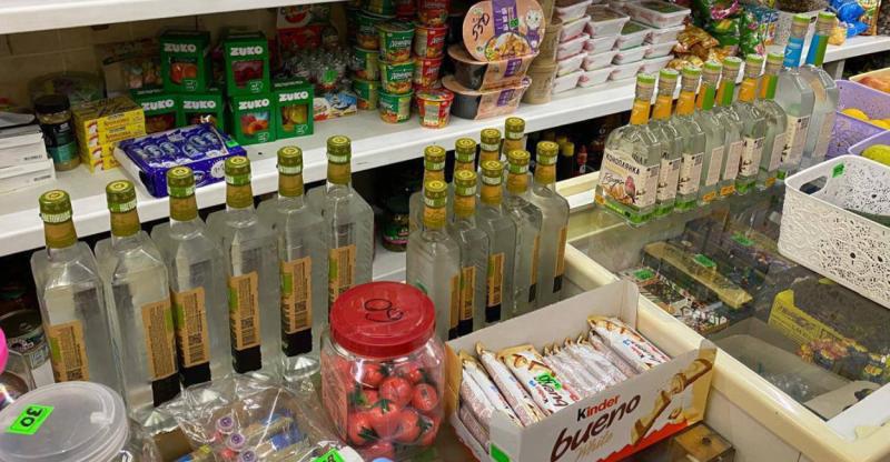 В Карагинском районе бизнесмена осудят за нелегальную продажу алкоголя По данным следствия бизнесмен закупил в краевом центре более 700 бутылок алкоголя на сумму свыше 300 тысяч рублей Товар он переправил в Тымлат морским транспортом и начал продавать местным жителям При этом у него не было лицензии на торговлю алкоголем Сотрудники полиции провели обыск и изъяли нелегальный алкоголь Теперь дело направлено в Олюторский районный суд где оно будет рассмотрено по существу Подписаться Прислать Чат
