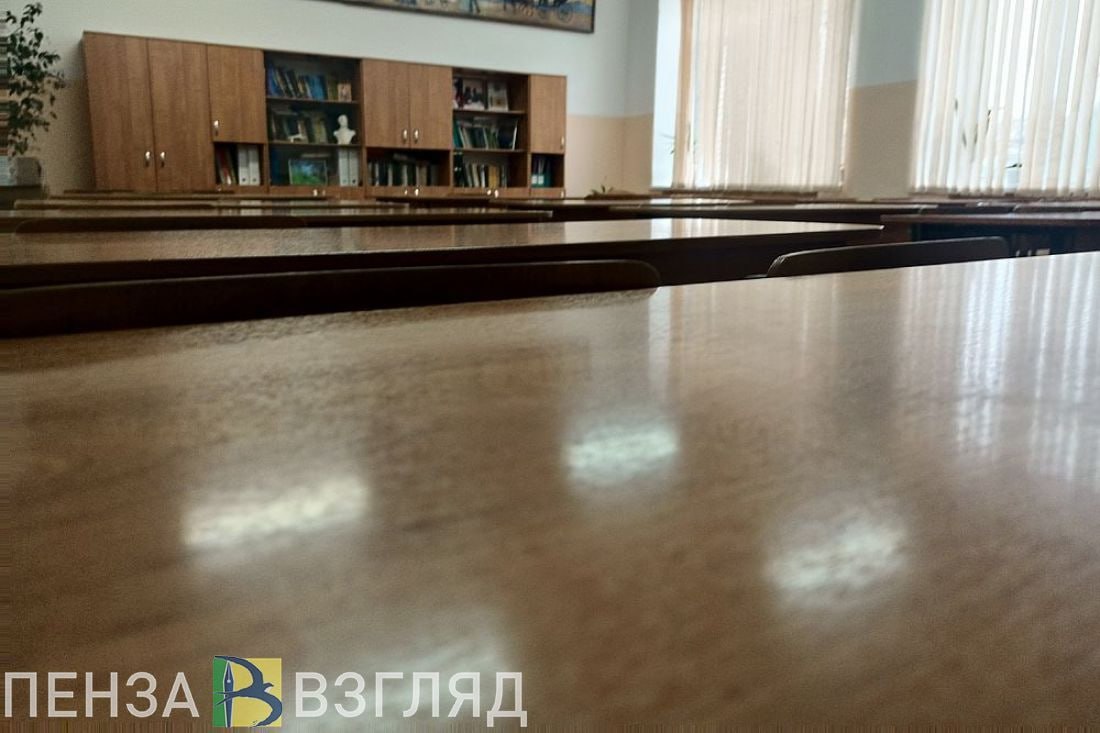 Названа средняя зарплата учителей в Пензенской области в 2025 году В Пензенской области в среднем учителя получают 46 тысяч рублей в месяц Об этом в ходе прямого эфира ЦУР в соцсети сообщил министр образования региона Алексей Фомин Также он ответил на вопросы о мерах которые принимаются для устранения нехватки учителей Во первых это меры материальной поддержки каждый молодой преподаватель пришедший в образовательную организацию в течение трех лет получает компенсационную выплату в размере 41 300 рублей Также введена доплата в размере 6 100 рублей ежемесячно учителям в сельской местности плюс 25 надбавки к окладу и 100 компенсации за коммунальные услуги Кроме того есть такая мера поддержки как предоставление муниципального жилья Есть нематериальные меры поддержки участие в различных конкурсах фестивалях которые также денежно поощряются у учителей Молодому учителю бывает сложно влиться в педагогический коллектив и следующая мера поддержки заключается в том что в Пензенской области создана целая система работы наставничества то есть каждому молодому педагогу назначается наставник как внутри образовательной организации так и от области рассказал министр По словам Фомина ежегодно в школы области на работу принимают порядка 250 педагогов в этом году уже 270 В регионе действует такой проект как Профессионалитет который способствует продвижению педагогических профессий Большее количество контрольных цифр приема отдается на это направление С течением времени конечно не сразу но мы будем сокращать этот дефицит Катастрофической нехватки учителей образовательные организации не ощущают рассказал Алексей Фомин Подписаться на Пенза Взгляд в ТГ Подписаться на Пенза Взгляд в MAX