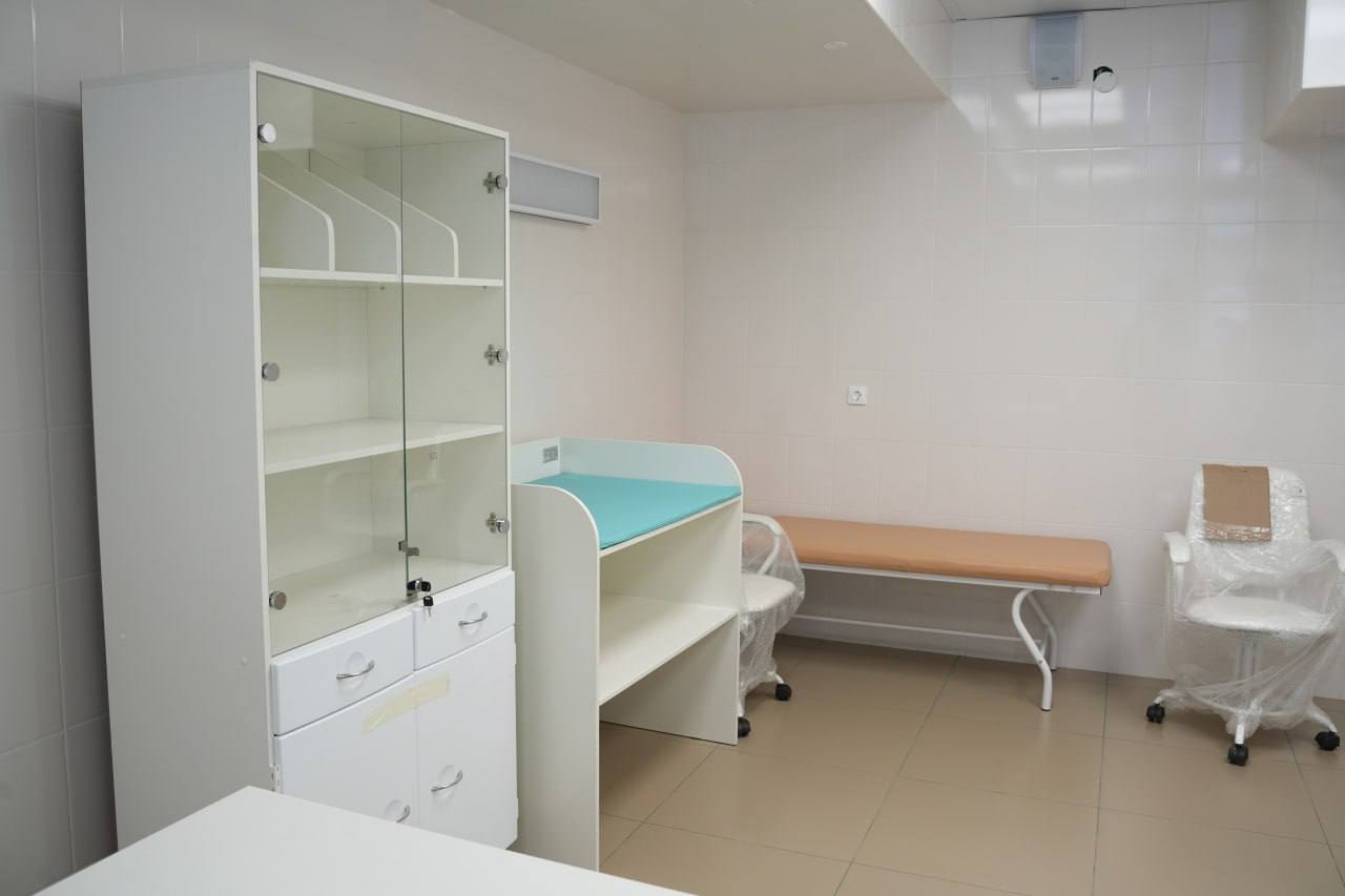 В Иркутске завершено строительство нового здания для детской поликлиники 10 Объект введен в эксплуатацию ожидается получение лицензии после чего в январе следующего года поликлиника откроет свои двери для пациентов Объект возведен в рамках регпрограммы Модернизация первичного звена здравоохранения Иркутской области нацпроекта Продолжительная и активная жизнь Общий объем финансирования превысил 1 4 млрд рублей Результат достойный современное девятиэтажное здание включая технический этаж общей площадью более 11 тыс кв м сказал зампред Правительства Александр Галкин Поликлиника будет оснащена современным медицинским и технологическим оборудованием позволяющим оказывать качественную и доступную помощь юным жителям города Новая поликлиника это просторное современное здание рассчитанное на прием до 20 тысяч детского населения Объект соответствует всем санитарным правилам и нормативам организации помощи оснащен мощным диагностическим блоком рентген УЗИ функциональная диагностика и предусматривает разделение потоков пациентов В перспективе развитие учреждения с открытием отделения реабилитации и дневного стационара сказал и о министра здравоохранения Андрей Модестов Подписывайтесь на Правительство Иркутской области в MAX