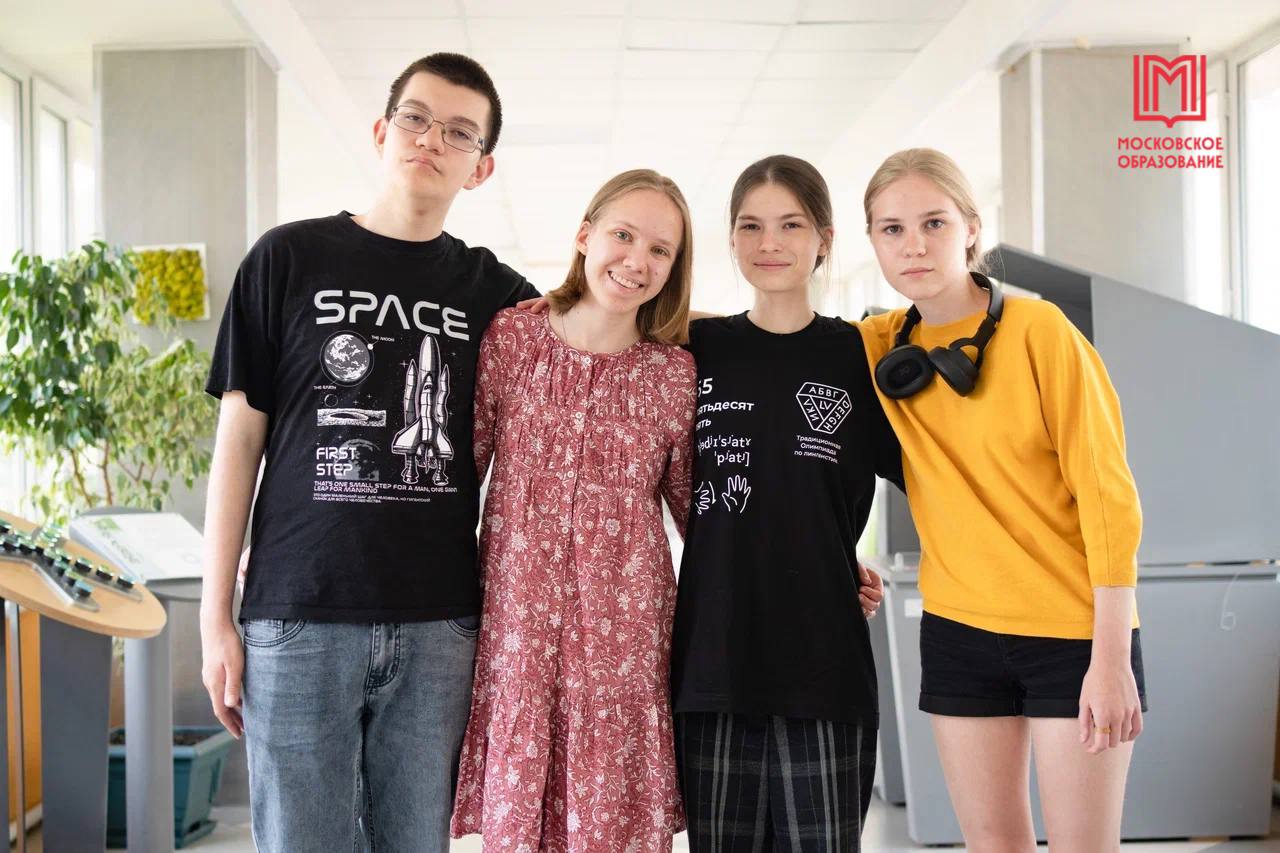 Московские школьники — лучшие на Международной олимпиаде по лингвистике!    Столичные школьники завоевали 4 медали:  Чуркина Екатерина из школы № 179   Никитин Михаил и Кукшинова Дарья из школы Центра педагогического мастерства  Елизавета Дятлова из школы «Летово».   «Столичные школьники уверенно заявляют о себе в интеллектуальных состязаниях. На этот раз они стали лучшими на престижном соревновании мирового уровня — Международной олимпиаде по лингвистике. Нашу страну представляла сборная из четырех учеников, и все они — москвичи. Их победа является результатом серьезной подготовки, упорной работы и глубоких знаний. Я поздравляю наших ребят и желаю им новых свершений и больших побед. Город гордится ими!», — отметила заммэра Анастасия Ракова.  В 2025 году москвичи уже установили рекорд на Всеросе — 1863 диплома  больше половины всех наград страны   . А теперь покоряют мировые вершины!    Московское образование   #олимпиады