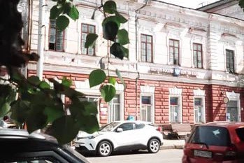 В Иркутской области определены первые объекты культурного наследия для ремонта и реставрации по программе федерального льготного кредитования Определены первые 30 объектов культурного наследия Иркутской области, ремонт и реставрация которых пройдет по программе федерального льготного кредитования. Программа реализуется госкорпорацией «ДОМ.РФ» по поручению Президента Владимира Путина. Согласно ей, к 2030 году необходимо привести в удовлетворительное состояние не менее тысячи объектов культурного наследия на территории всей Российской Федерации. «Мы провели инвентаризацию более двух тысяч объектов культурного наследия на территории Иркутской области. Выявили 30 пилотных объектов, которые отвечают условиям программы. В первую очередь, определены исторические здания областного центра», - рассказал руководитель региональной службы по охране объектов культурного наследия Виталий Соколов. Подробнее – на официальном портале Иркутской области.