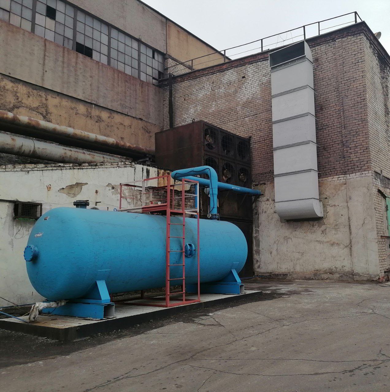 ММЗ завершил модернизацию компрессорной станции цеха прокатного передела На Макеевском металлургическом заводе выполнен комплекс работ по полному обновлению оборудования компрессорной станции обеспечивающей сжатым воздухом прокатные станы 150 и 390 Компрессорная станция работает с 1994 года со времени введения в эксплуатацию стана 150 После запуска стана 390 нагрузка на оборудование возросла компрессоры реже переходили на холостой режим и отключались В 2011 году мы уже производили замену винтовых блоков они отработали без замечаний более 12 лет Сейчас возникла необходимость полностью обновить компрессорные установки Ростовской организацией ООО Промэксперт был разработан проект Строительно монтажные работы производились подрядной организацией ООО Центр промышленных технологий совместно с сотрудниками цеха прокатного передела рассказал заместитель начальника ОГМ Андрей Калиниченко В рамках проекта выполнены бетонные работы для устройства фундаментов демонтаж и монтаж трубопроводов и воздуховодов кирпичная кладка комплекс электромонтажных работ Одной из наиболее трудоемких операций стало перемещение ресивера из помещения компрессорной на подготовленную площадку во внутреннем дворике цеха для этого потребовалась перепланировка всей станции Всего установлены и введены в работу четыре новых компрессора Благодаря выполненным мероприятиям минимизирован риск длительного внепланового простоя прокатных станов по обеспечению сжатым воздухом