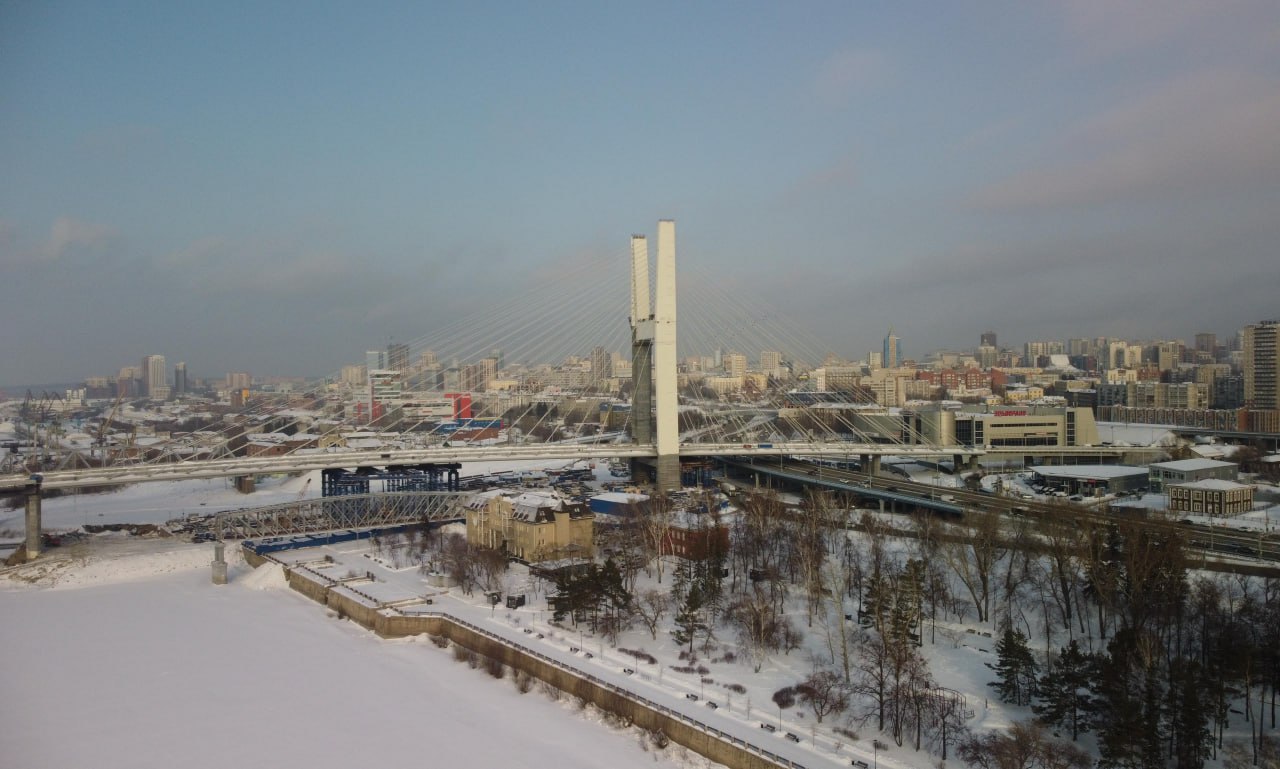 Новосибирцам пообещали бесплатный проезд по четвёртому мосту После открытия в Новосибирске четвёртого моста через Обь водители смогут не платить за проезд по нему в течение некоторого времени Об этом НН сообщили в группе компаний ВИС выступающей концессионером проекта В холдинге подтвердили что после запуска движения по основному ходу автодороги предусмотрели бесплатный период её использования Он будет длиться до полного ввода в эксплуатацию всех объектов строительство которых предусмотрено концессионным соглашением уточнили в ВИС Ранее группа компаний заявила о своём намерении открыть движение по мосту в декабре 2025 года В конце сентября в пресс службе рассказывали что на основном сооружении завершают последние штрихи устанавливают мачты освещения и красят парапетные блоки Подписаться на канал