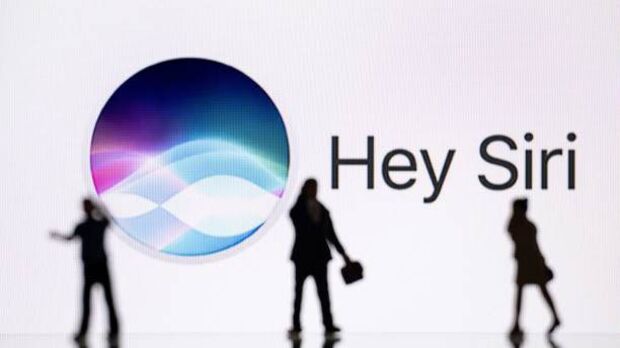 Siri получит мозги от ChatGPT?  Apple всерьёз рассматривает возможность отказаться от собственных ИИ-моделей и перевести Siri на технологии Anthropic или OpenAI. Если это произойдёт это станет крупнейшим признанием технологического поражения в истории компании.  По данным источников Bloomberg, переговоры идут полным ходом. Apple попросила обе компании обучить специальные версии их моделей, которые смогут работать на серверах Apple. Тестирование уже показало, что Claude от Anthropic работает лучше всего  мы и не сомневались  для нужд голосового ассистента.  Что происходит внутри Apple? Команда из 100 человек под руководством Руоминга Панга разрабатывает собственные модели Apple Foundation Models. Но морально они подавлены — компания готова признать их работу недостаточно хорошей. Некоторые инженеры уже сигнализируют о готовности уйти к конкурентам.  Финансовые переговоры с Anthropic буксуют. Стартап хочет многомиллиардную ежегодную плату с ростом каждый год. Это заставляет Apple держать OpenAI как запасной вариант. Примечательно, что Apple настаивает на запуске моделей на собственной инфраструктуре Private Cloud Compute — серверах на базе чипов Mac для защиты приватности.  Если сделка состоится, Apple пойдёт по пути Samsung с их Galaxy AI, который использует Google Gemini под капотом. Переход планируется уже на следующий год, хотя проект LLM Siri на собственных моделях пока не закрыт.  Честно говоря, респект Apple за такое решение. Иногда нужно отбросить гордость и признать — другие делают лучше. Это требует мужества, особенно для компании, которая привыкла всё контролировать сама.  И давайте будем честны — модели от OpenAI и Anthropic действительно лучшие на рынке. Если Apple интегрирует Claude или ChatGPT в Siri, пользователи только выиграют. Наконец-то голосовой ассистент заговорит как настоящий ИИ, а не как робот из 2011 года.