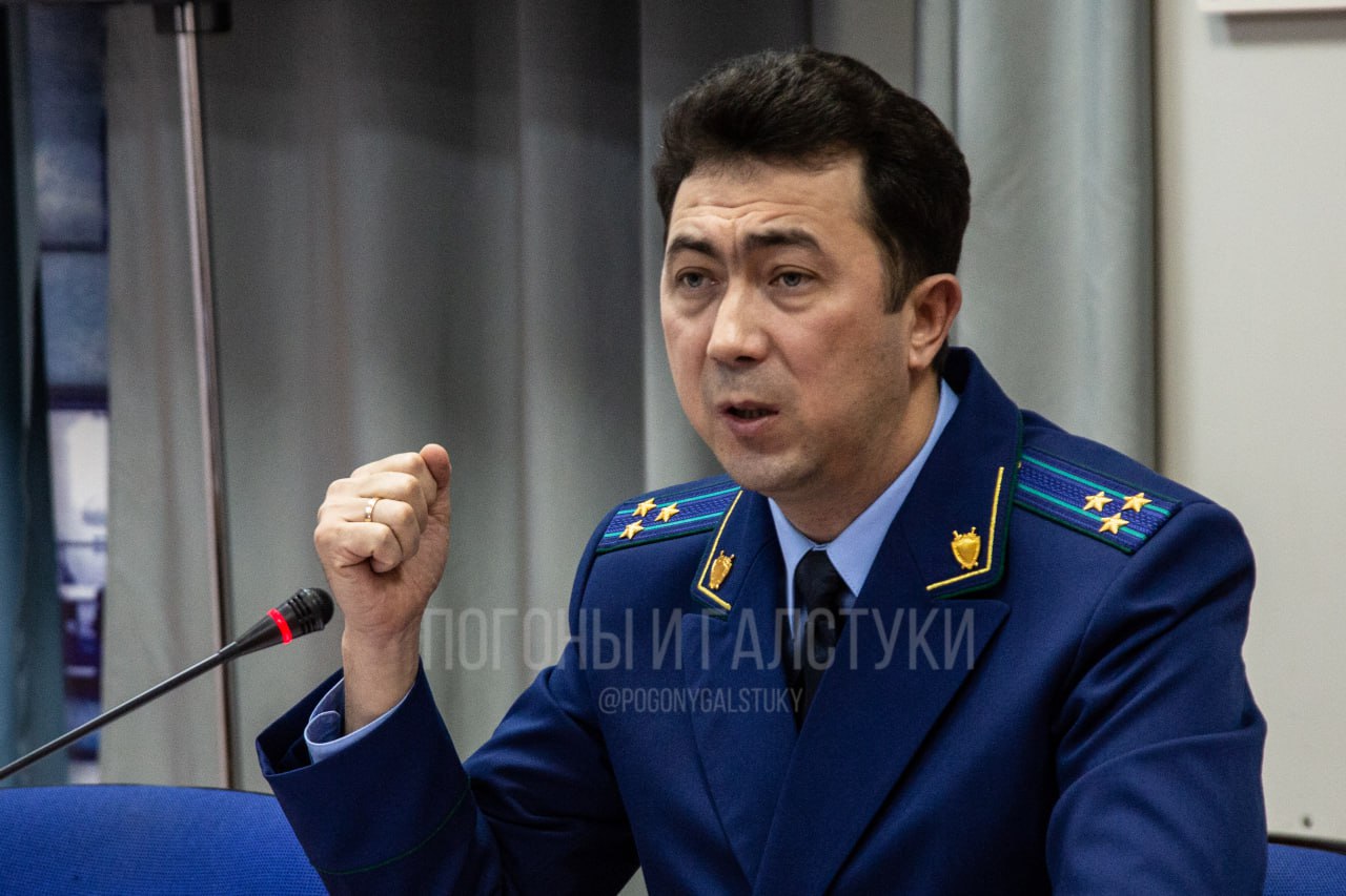 У тюменского губернатора появился новый зам. Им стал бывший зампрокурора области Биктимеров покинул должность в конце апреля . Он будет курировать работу областного департамента гражданской защиты и пожарной безопасности, где недавно сменили директора, а также департамента лесного комплекса. Биктимеров разгрузит двух своих коллег: лесной комплекс прежде курировала замгубернатора Теплоухова, а гражданскую защиту – Чейметов. Главный политический канал Урала