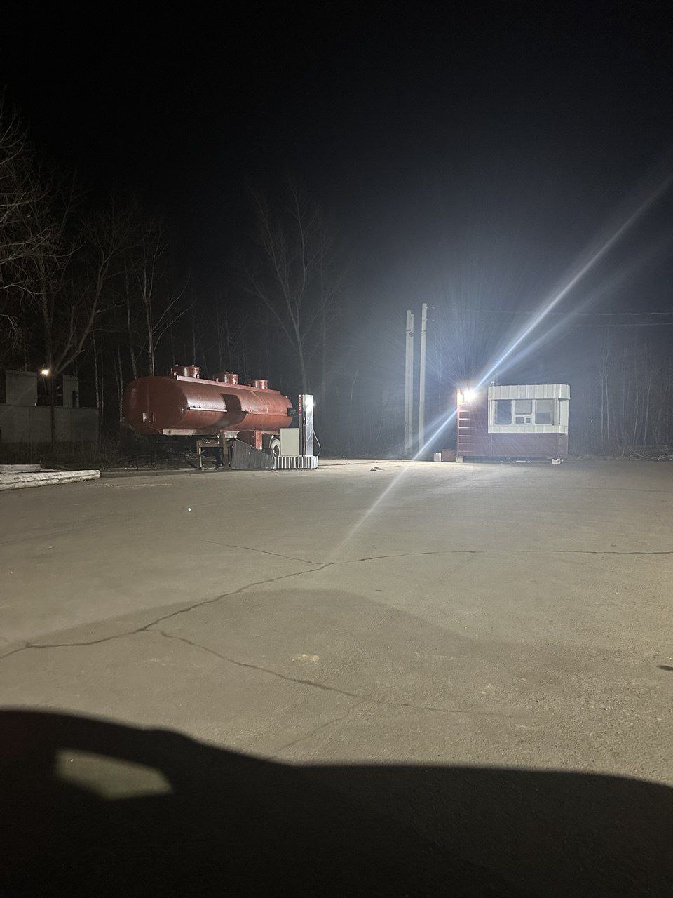 С учетом того, что топливо на бирже дорожает, в Нижегородской области собственник АЗС чего-то типа металлолома на щебне решил сократить издержки на основные средства. Удивительно, но там кто-то заправляется. Бесстрашные у нас люди!