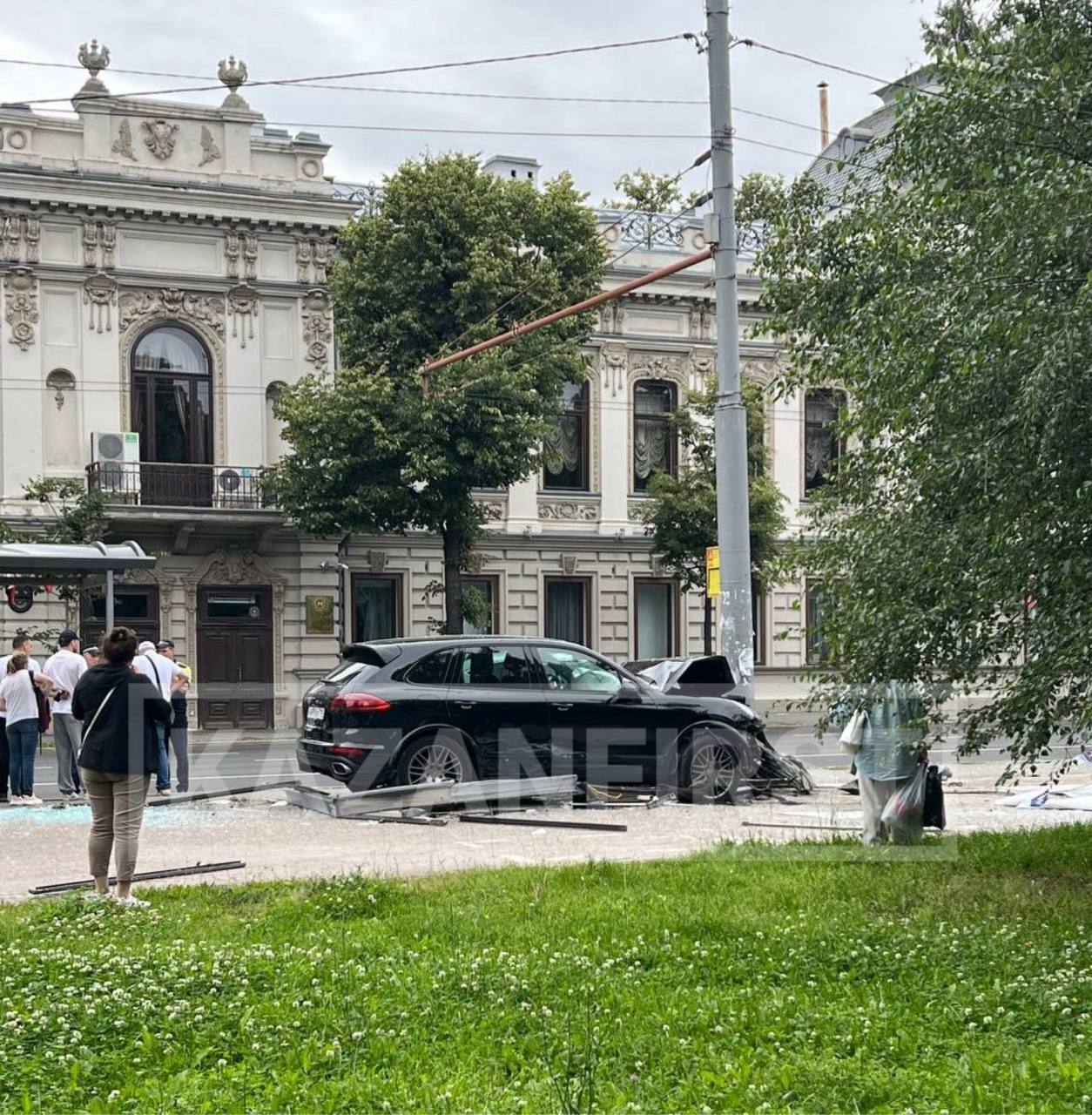 Porsche снес автобусную остановку и врезался в столб на Горького в Казани По словам очевидцев, удар был настолько сильным, что автомобиль буквально снес половину остановки. Конструкция не выдержала — часть навеса обрушилась, стекла разлетелись вдребезги. Пока неизвестно, что стало причиной аварии и в каком состоянии находится водитель. На место выехали сотрудники ГИБДД и скорая помощь. KazanFirst в бот