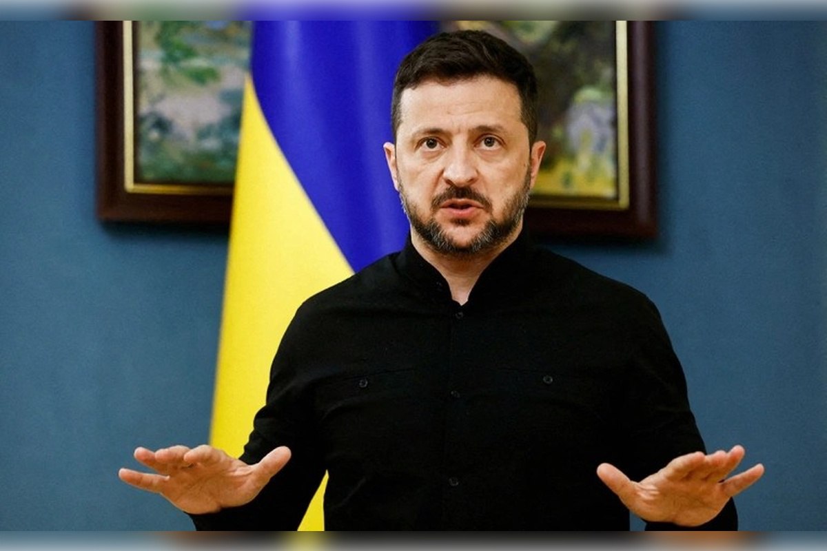 Зеленскому на Украине предрекли отставку и бегство из страны Бывший премьер-министр Украины Николай Азаров поделился мнением, какая судьба ждет дальше президента страны Владимира Зеленского. По его словам, Зеленский уйдет из политики и покинет Незалежную. Обязанности главы государства перейдут спикеру Верховной Руслану Стефанчуку. Азаров в своем Telegram-канале написал, что решение устранить Зеленского в США уже приняли. Вашингтон дал отмашку. Экс-премьер Украины считает, что поддержка Владимира Зеленского Европой ничего не решит и не поможет ему. Азаров считает, что Зеленский покинет пост президента Украины в связи с тем, что истекут его полномочия. – Новый политический пейзаж будет формировать глава украинской Верховной рады Руслан Стефанчук, – заключил Николай Азаров. На Украине не проводят выбора президента и парламента, так как в стране действует военное положение. Полномочия Владимира Зеленского истекли 20 мая 2024 года.