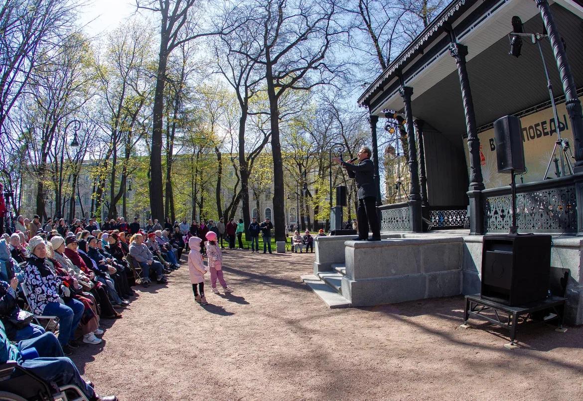 Румянцевский сад станет новой точкой притяжения жителей и гостей города 15 мая здесь стартует фестиваль «Иди на звук!». Каждый четверг в 19:00 в саду будут проходить концерты живой музыки под открытым небом. Эта традиция проведения уличных концертов с танцплощадкой была популярна в Ленинграде в послевоенные годы. Ее планируется возродить, и уже завтра вы услышите классику и джаз в исполнении ансамбля Olympic Brass. В течение лета на сцене летней эстрады Румянцевского сада выступят: квартет «Невский джаз», «Косинский Оркестр», кавер-группа победителя шоу «Один в Один!» Павла Крюкова и многие другие музыканты и вокалисты Северной столицы. Румянцевская площадь, 2 литера А ǀ Эстрада находится в конце ценральной аллеи, на площадке у ограды сквера Фото сделаны в саду 9 мая.