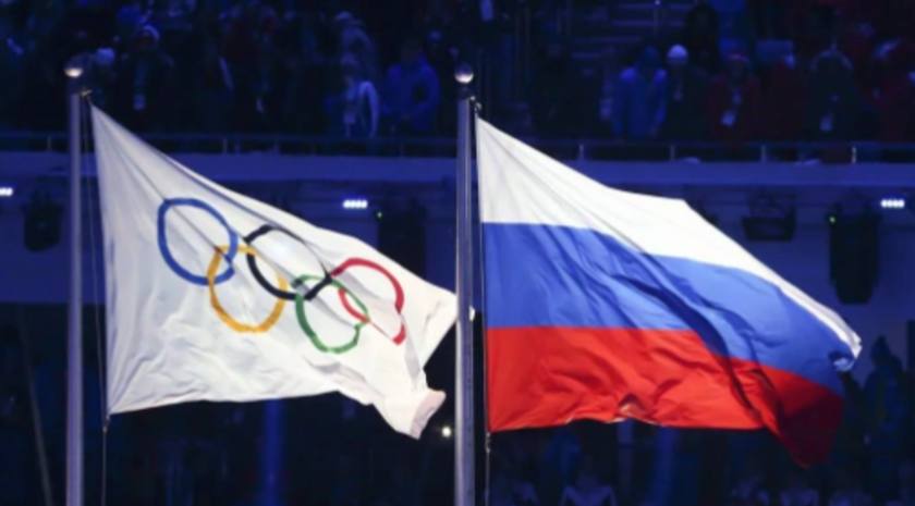 Министр спорта России и президент Олимпийского комитета РФ Михаил Дегтярев не исключил, что отечественные спортсмены смогут выступить под своими гимном и флагом уже на Олимпиаде 2028 года. В интервью ЛИЦ он констатировал, что «оценка решения об отстранении наших спортсменов от международных турниров во многих видах спорта однозначная — это происходит по политическим мотивам, это дискриминация, мы лишены флага и гимна на Олимпиаде и на первенствах Европы и мира несправедливо». «Тем не менее, хлопать дверью и жечь мосты — это ошибочный путь. Ни одна страна не может развивать национальный спорт в отрыве от мирового, а Олимпиада, чемпионаты мира и Европы остаются ключевыми спортивными событиями. Именно там выступают лучшие из лучших. И, например, Советский Союз, несмотря на все международные проблемы в период холодной войны, стабильно выступали на Олимпиаде, не отказывался от нее. Если мы откажемся, то уже через одно-два поколения спортсменов уровень нашей подготовки заметно снизится и возвращение на мировую спортивную арену вряд ли будет триумфальным», — подчеркнул министр.