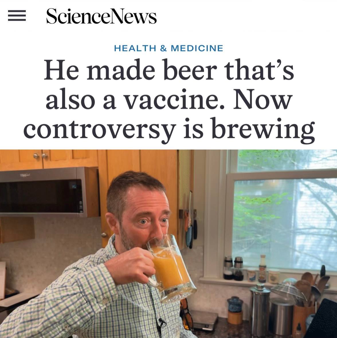 ПИВНУЮ вакцину разработал американский вирусолог она защищает организм от полиомавируса Учёный Крис Бак генетически модифицировал пивные дрожжи внедрив в них штамм вируса Затем сам сварил пиво из этих дрожжей и начал употреблять Итог после 5 литров выпитого пива уровень антител в его крови достиг значений достаточных для защиты от вируса При этом никаких побочек не обнаружилось На новогодних все мы станем немного вирусологами