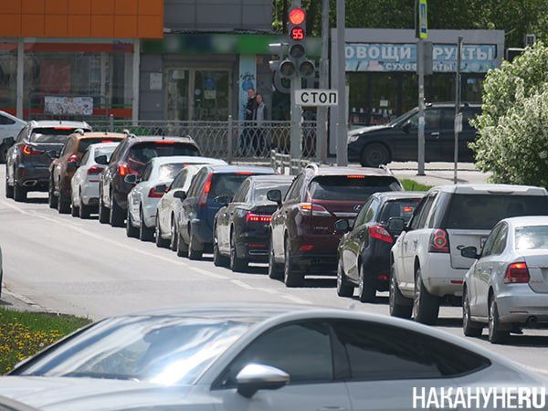 90% покупателей автомобилей переплачивают за допуслуги  В России новый автомобиль практически невозможно купить без дополнительных услуг, как правило, навязанных. Граждан вынуждают покупать коврики, устанавливать сигнализацию, оформлять различные страховки и гарантии.  В итоге машина может оказаться на 40–50% дороже, чем изначально. Дополнительные услуги приобретают около 90% покупателей, заявили представители автосалонов. Многие покупатели позднее пытаются оспорить условия сделки по покупке в судах: около 30% исков потребительской тематики касаются именно навязанных дополнительных услуг.