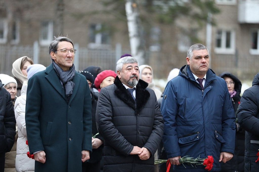 Новый сквер у Аграрного    На территории Башкирского государственного аграрного университета открыли Сквер трудовой и боевой славы   Украшением сквера стал памятник с алой пятиконечной звездой, посвященный преподавателям, сотрудникам и студентам вуза – участникам Великой Отечественной войны, боевых действий и труженикам тыла. Памятник был спроектирован профессиональными скульпторами и художниками, а благоустройство сквера выполнено силами университета с поддержкой городских властей  В мероприятии приняли участие глава городского округа, председатель городского Совета Уфы Марат Васимов, и.о. министра строительства и архитектуры РБ Артём Ковшов, первый заместитель главы Администрации Уфы Сергей Кожевников, студент БГАУ, участник СВО. Также в церемонии участвовали ректор аграрного университета Илдар Габитов, преподаватели и студенты образовательного учреждения  После торжественной церемонии почётных гостей ознакомили с материально-технической базой университета     Подробнее