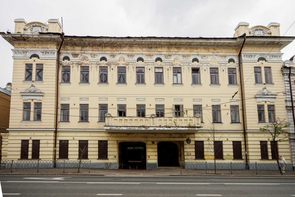 БО Новости В историческом «доме с подсолнухами» на Горького в Казани начались противоаварийные работы. Сейчас в доме купца Ивана Сурина — объекте культурного наследия — меняют кровлю, демонтируют старые конструкции, вывозят мусор, сообщили в госкомитете РТ по ОКН. После этого начнется реставрация дома. Его окончательное назначение обсуждается: возможно, это будет гостиница или многоквартирный дом. ℹ @