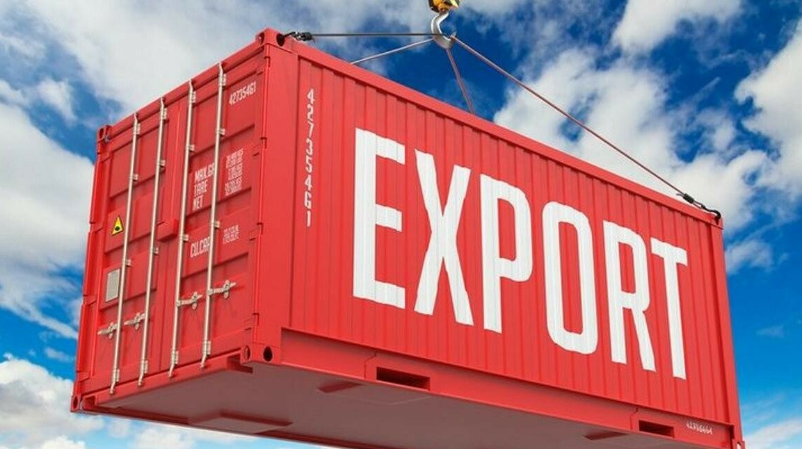 Казахстан в четвёртый раз подряд снизил экспортную пошлину на нефть С декабря экспортная таможенная пошлина на нефть в Казахстане упала на 3 и составила 64 за тонну передает ArbatMedia По данным Telegram канала Нефть и газ Казахстана это уже четвёртое подряд снижение ставки в ноябре она составляла 66 в октябре 68 а в сентябре 70 за тонну Таким образом с августа размер пошлины сократился на 6 долларов Тенденция снижения совпадает с удешевлением нефти KEBCO и Brent на мировом рынке что оказывает давление на экспортные доходы страны Помимо нефти скорректированы и другие ставки В декабре пошлина на мазут установлена на уровне 30 за тонну на вакуумный газойль 60 Для сжиженного углеводородного газа по прежнему действует нулевая ставка Что касается битума то в период с 1 октября по 31 мая когда спрос традиционно ниже пошлина составляет 15 евро за тонну Прислать новость