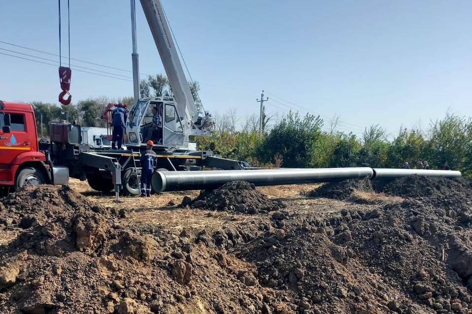 Продолжается обновление сетей водоснабжения Ейского группового водопровода  Питьевая вода этого водопровода поступает в 4 муниципалитета Краснодарского края: Староминский, Кущевский, Щербиновский и Ейский районы.  Сейчас работы ведут  на участке сборных водоводов РЭУ «Ейский групповой водопровод».   Как рассказал Денис Квитовский, руководитель РЭУ «Ейский групповой водопровод» ГУП КК «Кубаньводкомплекс», устаревшие асбоцементные трубы заменят на современные стальные диаметром 500 мм с внутренней и наружной изоляцией. Это увеличит срок эксплуатации. Будет заменено 2 участка, по 250 м каждый, на сборных водоводах Ленинградского крыла и Каневского.  Ежедневно в сеть поступает от 35 до 50 000 куб. м питьевой воды в зависимости от времени года, поэтому важно своевременно провести восстановительные работы. Работы ведутся без отключения потребителей от услуг водоснабжения.