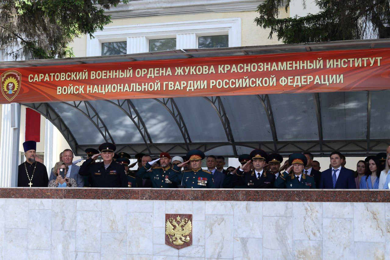Начальник ГУ МВД России по Саратовской области принял участие в церемонии вручения дипломов выпускникам военного института В Саратовском военном ордена Жукова Краснознаменном институте войск национальной гвардии состоялось церемония выпуска молодых офицеров. В торжественном мероприятии принял участие начальник ГУ МВД России по Саратовской области генерал-лейтенант полиции Николай Ситников. Вместе с руководителями военного института и другими почетными гостями он вручил выпускникам дипломы, поздравил их со знаменательным событием и пожелал успехов в дальнейшей службе. Торжество продолжили выступления роты почетного караула выпускников и показательные выступления курсантов с элементами владения оружием и рукопашного боя. Завершило мероприятие прохождение военного института торжественным маршем.