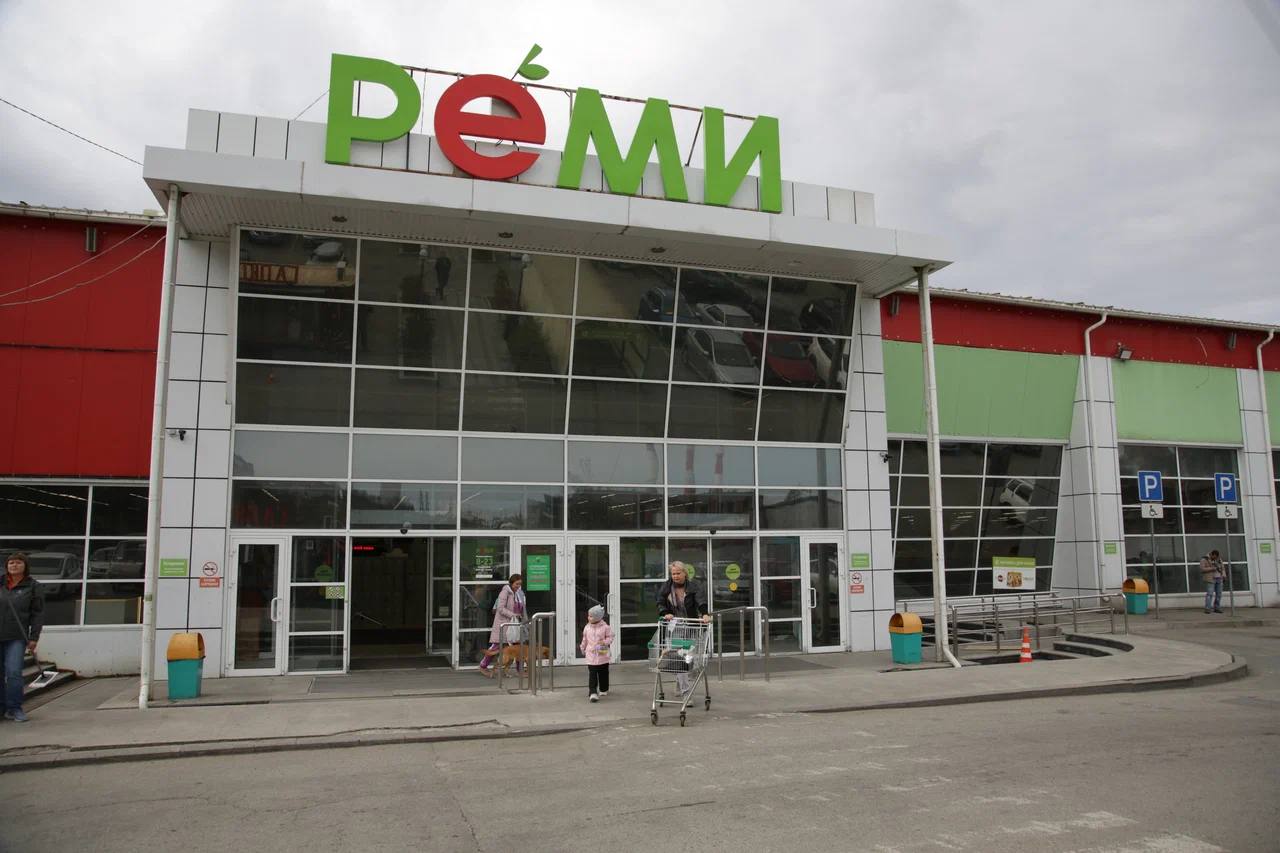 Лента выходит на дальневосточный рынок и покупает через залог бизнес региональной сети Реми оцениваемый экспертами с учетом долга в 18 20 млрд В группу входят супермаркеты Реми гипермаркеты Ремисити и дискаунтеры Экономыч Залог оформлен на 33 долей в компании Продукт эконом которая в числе прочего владеет брендами ритейлера 67 этой компании принадлежит основному владельцу группы бывшему депутату Думы Владивостока Дмитрию Сулееву На начало 2025 г группа насчитывала 116 магазинов в Приморском и Хабаровском краях и на Сахалине Она заняла 3 е место в регионе по выручке после Самбери и Меркурий ритейл холдинга сети Красное белое и Бристоль Конкуренция среди федеральных сетей на Дальнем Востоке нарастает Магнит купил там местную сеть Самбери а X5 решила строить сеть Пятерочка с нуля Теперь за ними подтянулась Лента