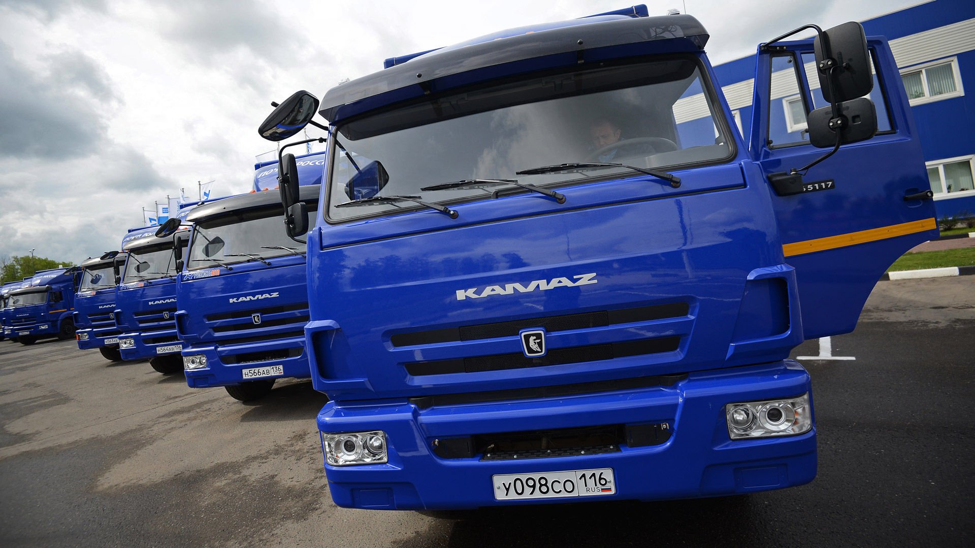 КАМАЗ #KMAZ «Камаз» в 1-м квартале нарастил выпуск грузовиков на 2,5% Производство грузовиков на мощностях «Камаза» за 3 месяца 2025 года выросло на 2,5% до 10,176 тыс. штук. Продажи машинокомплектов в марте выросли на 4,4%, до 3,528 тыс. Источник: interfax.ru