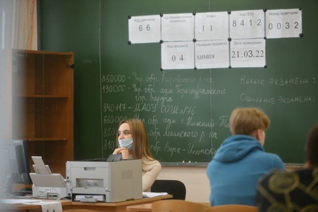 Более 8,5 тысячи выпускников сдадут ГИА В Министерстве образования и науки Республики Саха Якутия сообщили о завершающем этапе подготовки к государственной итоговой аттестации. В этом году испытания пройдут 8536 выпускников девятых и 11-х классов. На ЕГЭ заявки подали 8395 человек 98,3% , а на ГВЭ – 134 человека 1,62% . Смешанную форму выбрали семь выпускников 0,08% . Организовано 228 ППЭ. Все пункты оснащены системами видеонаблюдения, средствами подавления связи и необходимым техническим оборудованием. Популярными предметами для сдачи у выпускников 11 классов остаются обществознание – его выбрали 2874 человек 33,7% , профильная математика – 2,6 тысячи человек 30,5% и информатика - 1404 человек 16,45% . Также стабильно востребованными остаются биология, история и физика. У девятиклассников это информатика, обществознание и география. Фото: Булатов Алексей