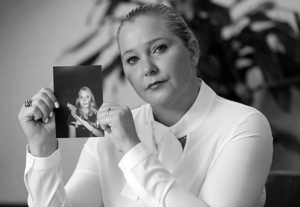 "Была яростным борцом с сексуальным насилием и торговлей людьми" Одна из самых известных жертв насилия Джеффри Эпштейна покончила жизнь самоубийством на 42-м году жизни, сообщает NBC News со ссылкой на ее семью. Вирджиния Джуффре была одной из первых кто, призывал к уголовным обвинениям против Эпштейна и его пособников. В частности, она обвинила в насилии британского принца Эндрю. Другие пережившие насилие позже заявляли, что она дала им смелость высказаться. Она также предоставила важную информацию правоохранительным органам. Эти данные поспособствовали расследованию, а затем осуждению соратницы Эпштейна Гислейн Максвелл, а также другим расследованиям. Отправить новость