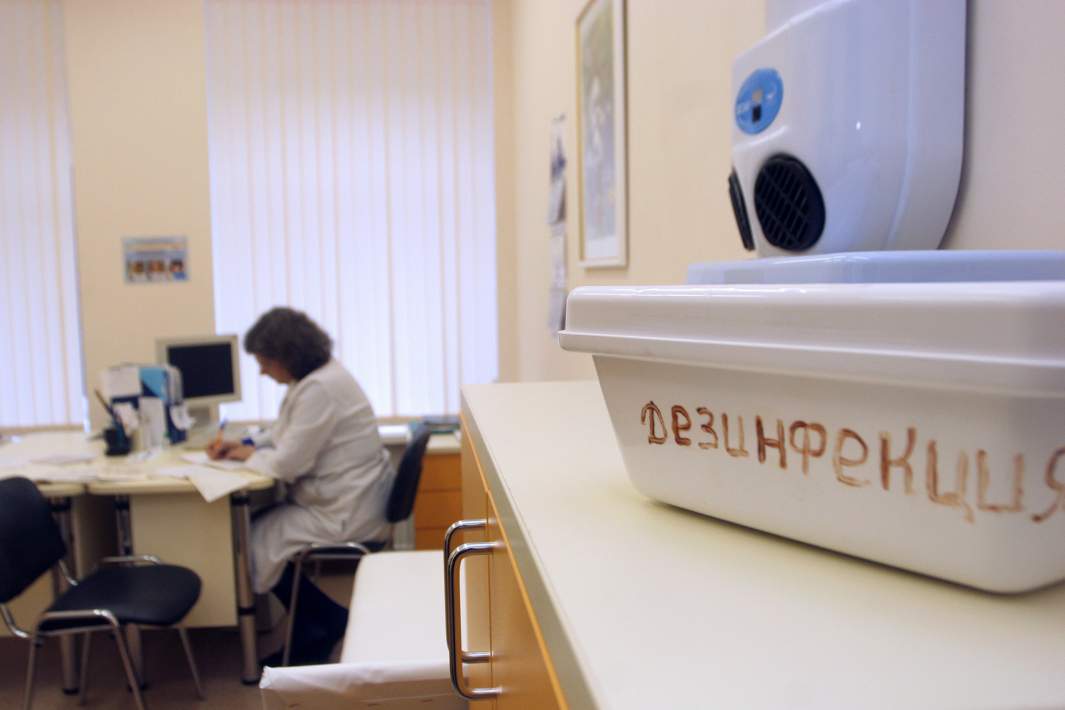 Заболеваемость мышиной лихорадкой в три раза выросла на Урале Всего по стране ей заразились свыше 3 3 тыс человек следует из отчета КНИИЭМ Вспышка случилась из за теплой осени и зимы грызуны потянулись к местам обитания людей потому что снега в этом году пока нет а морозы есть Геморрагическая лихорадка с почечным синдромом передается через продукты и питьевую воду зараженные выделениями мышей Заразиться можно также вдохнув пыль содержащую экскременты грызунов во время работы в подвалах погребах и сухой уборки помещений Симптомы головная боль лихорадка боли в спине и признаки поражения почек Фото Известия