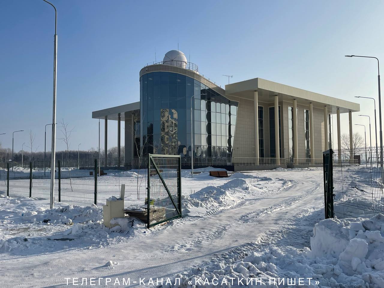 Строительный городок возле «Эвристики» разобран - детский инновационный центр готовится к сдаче в эксплуатацию, которое должно состояться в середине февраля.  Потрясающее наполнение оборудованием для обучения детей. Плюс высококвалифицированные педагоги Детского технопарка «Кванториум».  Это один из лучших подобных центров на всём Дальнем Востоке.  Чтобы не пропустить новости про открытие, можете подписаться на телеграм-канал «Кванториума»: