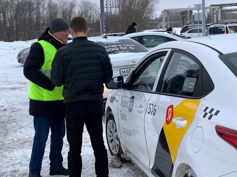 В Архангельской области продолжаются мероприятия по выявлению нарушений в сфере перевозок  Очередную профилактическую акцию представители регионального министерства транспорта, дорожного агентства «Архангельскавтодор» и Госавтоинспекции Архангельской области провели в столице Поморья. Всего в январе в регионе было проведено 27 профилактических мероприятий. У водителей легковых такси проверялось наличие обязательных документов: разрешения на перевозку пассажиров, путевого листа, полиса страхования ОСАГО и ОСГОП, а также цветографической схемы и фонаря оранжевого цвета на транспортном средстве. – Главная цель профилактического мероприятия – легализация рынка легкового такси. За январь в нашем регионе было выявлено пять нелегальных перевозчиков, каждый из них будет привлечен к административной ответственности. При регулярной систематической работе по выявлению нарушителей их общее количество будет минимизировано, – отметил Сергей Фокин