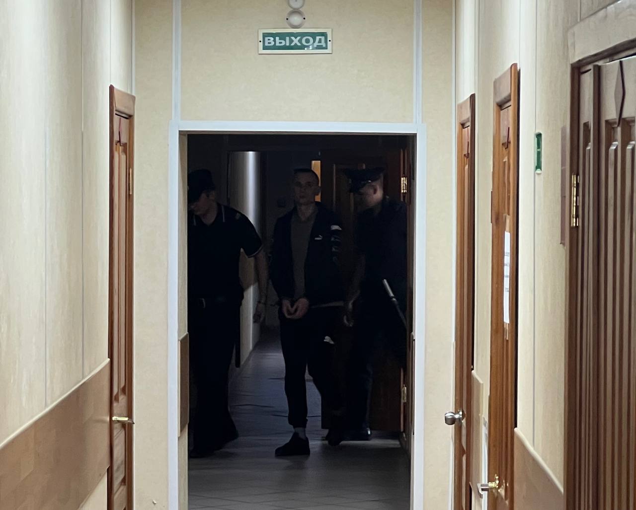 Двое жителей соседней Кемеровской области получили 10 лет колонии за похищение красноярца разбой вымогательство и угон авто Красноярец стал целью злоумышленников не просто так они узнали что мужчина владеет криптокошельком с большой суммой и решили присвоить его себе В феврале 2024 года они приехали в Красноярск выследили машину потерпевшего и дождались момента когда за рулем окажется его друг Когда авто встал в пробку они силой вытащили водителя из салона затолкали в свою машину а его автомобиль угнали После они позвонили владельцу криптокошелька и потребовали выкуп в размере 30 млн рублей Денег не получили и тогда они отпустили мужчину забрав при этом мобильный телефон и наручные часы Суд признал фигурантов виновными во всех вышеописанных преступлениях и приговорил к 10 и 10 5 годам колонии строгого режима Оставить обращение   Мы в MAX