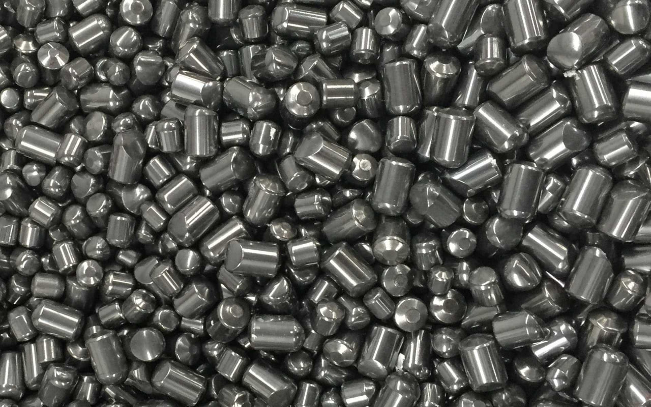 Китай ужесточил правила экспорта ряда металлов на 2026 2027 годы Министерство коммерции КНР утвердило новые правила управления экспортом вольфрама сурьмы и серебра на 2026 2027 годы Документ опубликован 30 октября и направлен на усиление защиты природных ресурсов и экологической безопасности Согласно заявлению министерства экспорт смогут осуществлять только компании подтвердившие устойчивые показатели поставок в 2022 2024 годах и соблюдающие кредитные и производственные требования Китай является крупнейшим мировым поставщиком вольфрама обеспечивая более 80 предложения Как отмечают аналитики новые ограничения отражают стремление Пекина контролировать вывоз стратегически важных ресурсов и укреплять экологическую политику Новости Китая ЭКД